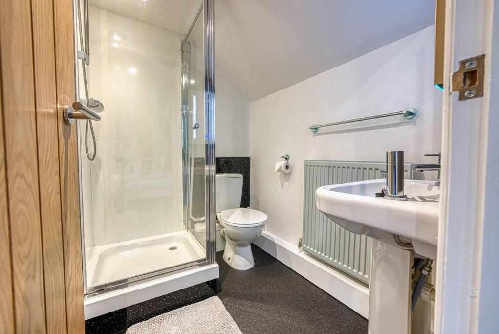 Delightful Two-Bedroom Cottage In The Heart Of 贝克韦尔 外观 照片