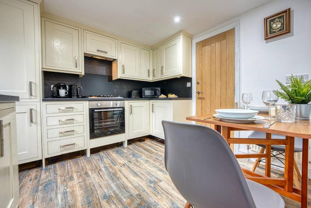Delightful Two-Bedroom Cottage In The Heart Of 贝克韦尔 外观 照片