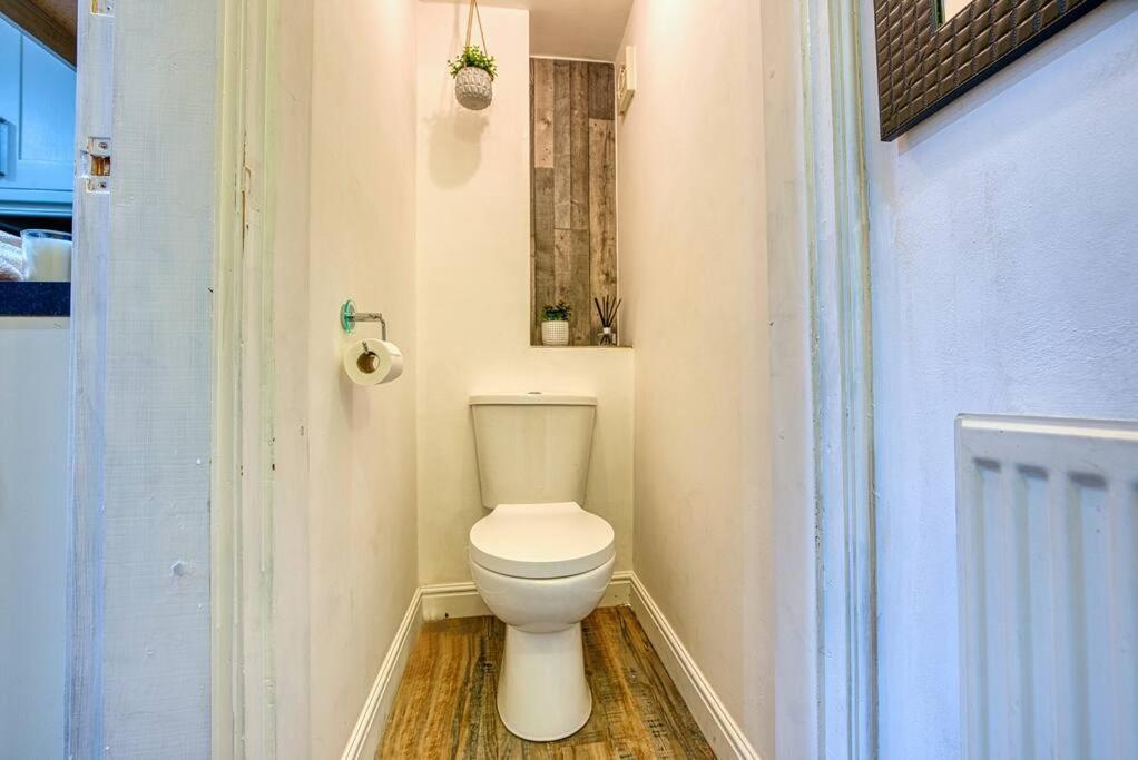 Delightful Two-Bedroom Cottage In The Heart Of 贝克韦尔 外观 照片