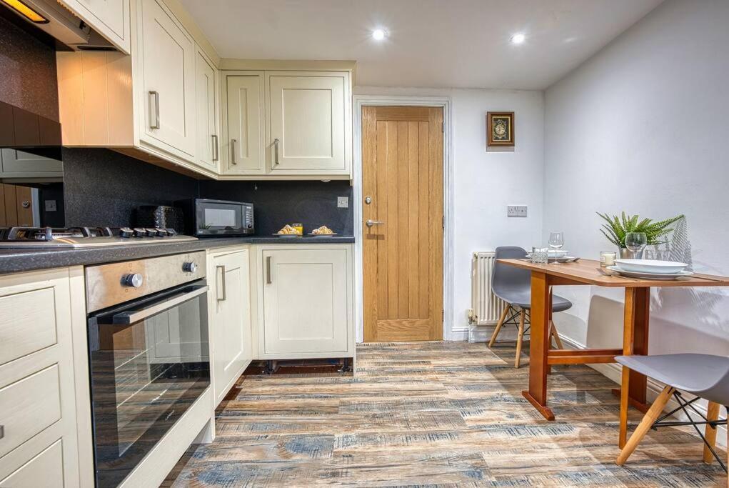 Delightful Two-Bedroom Cottage In The Heart Of 贝克韦尔 外观 照片